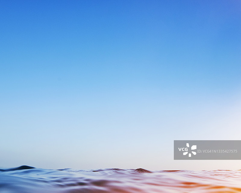 寒冷冬日早晨的波峰图片素材