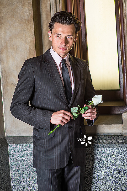 向前看的年轻男子肖像图片素材