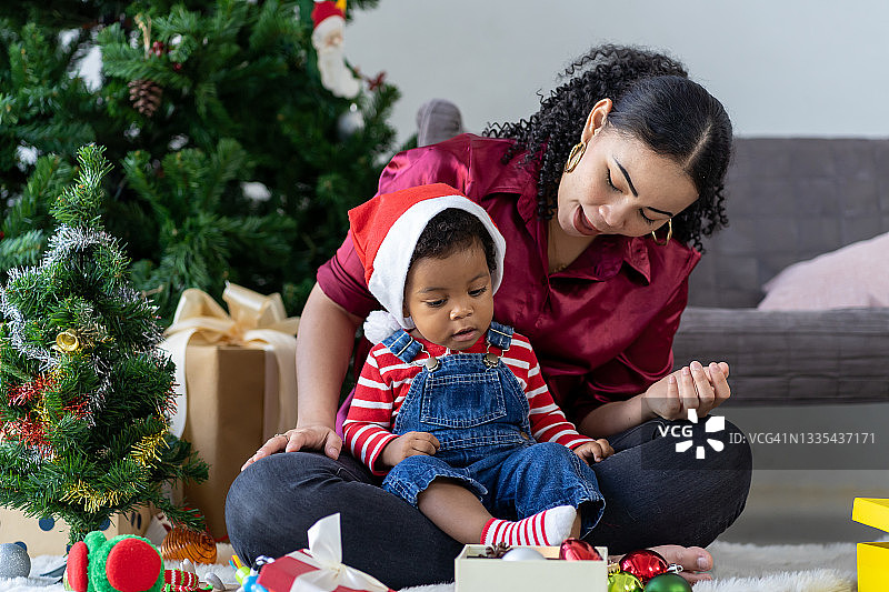 非裔美国家庭圣诞节装饰，母子温馨互动图片素材