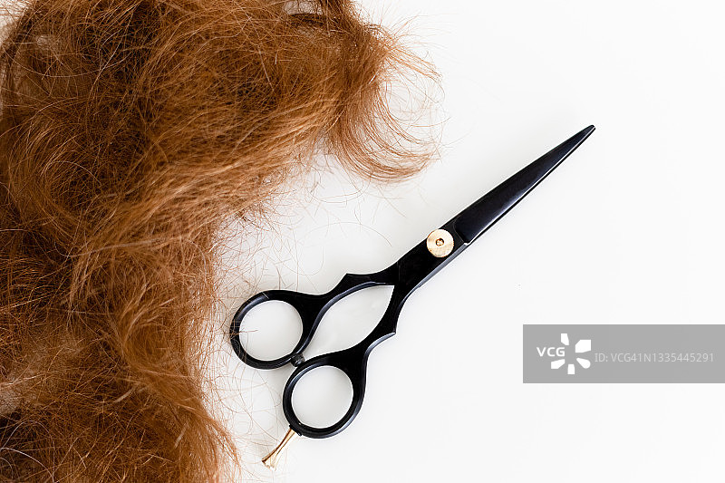 剪下的头发和理发剪刀图片素材