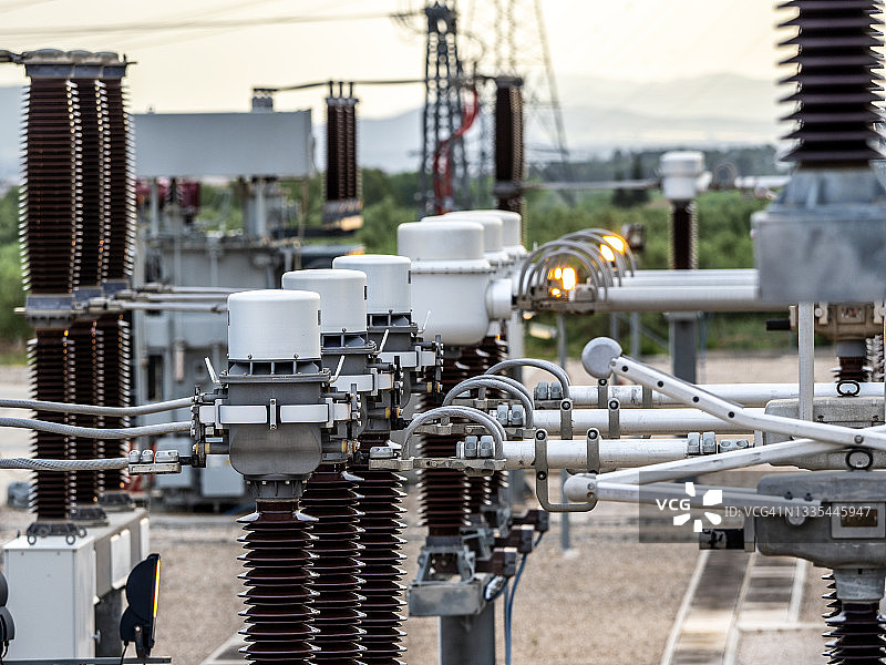 高压变电站电气元件的细节特写图片素材
