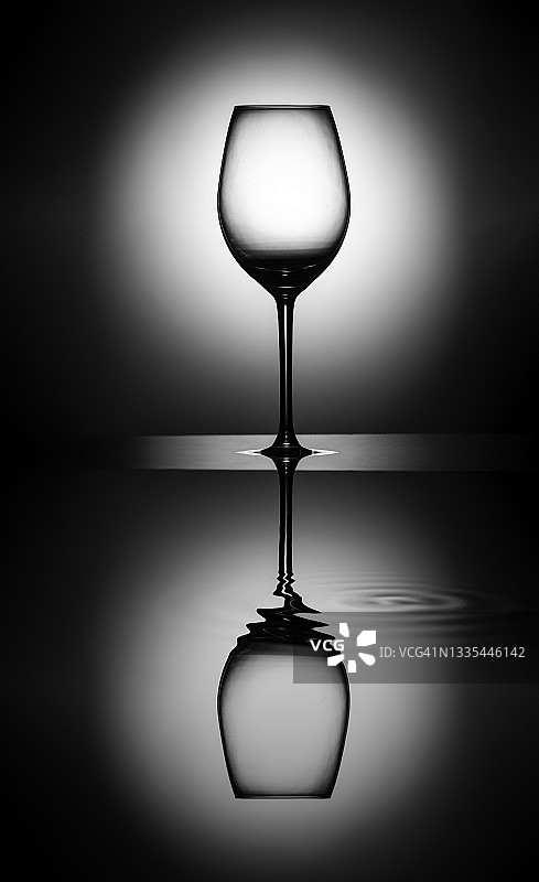 水面上的空酒杯倒影图片素材