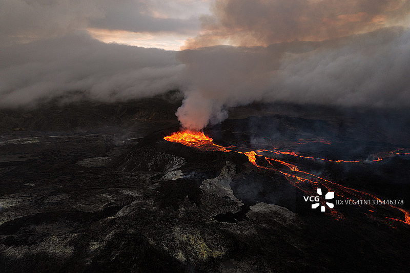 无人机拍摄的冰岛雷克雅内半岛Fagradalsfjall火山喷发照片图片素材