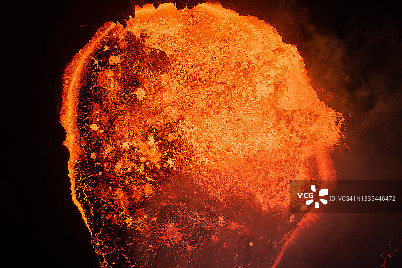 冰岛雷克雅内斯半岛法格拉达尔斯火山坑内的熔岩航拍鸟瞰图片素材