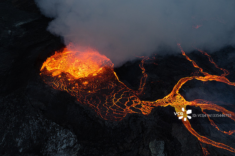 无人机拍摄的火山喷发，冰岛雷克雅内斯半岛的法格拉达尔斯火山图片素材