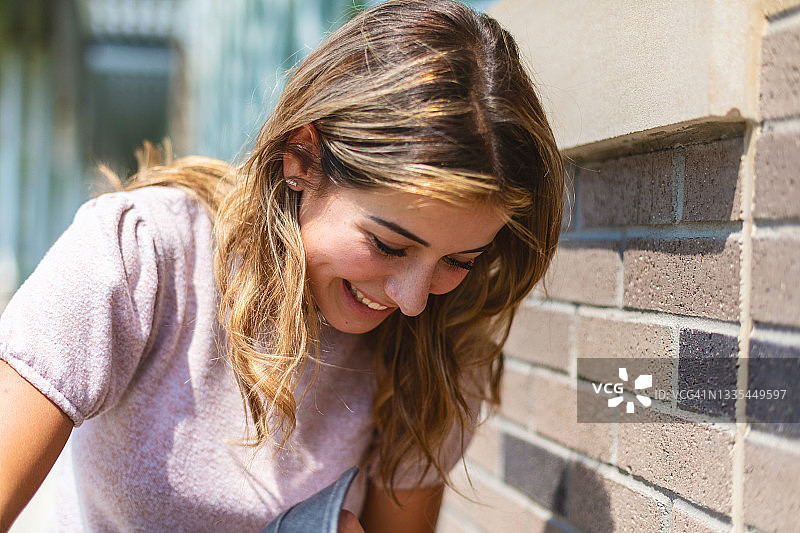 在公立学校大楼外的返校少女系列照片图片素材
