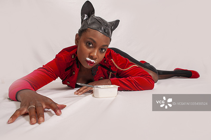 扮演猫的黑人女演员图片素材