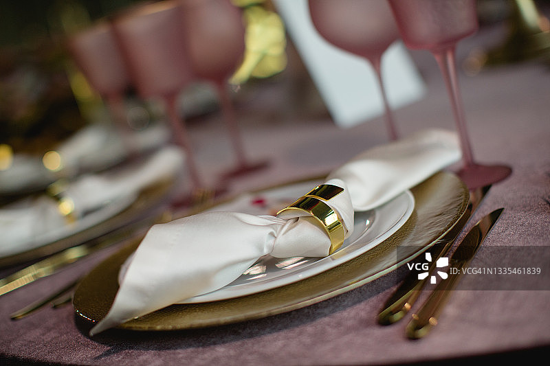 婚礼桌上闪亮的餐巾架和餐具图片素材