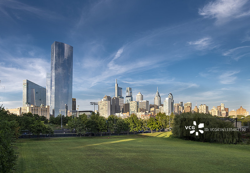 白天从大学城区看到的费城天际线图片素材
