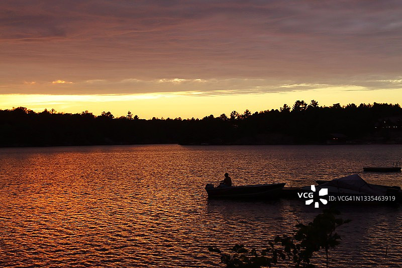 湖面日落图片素材