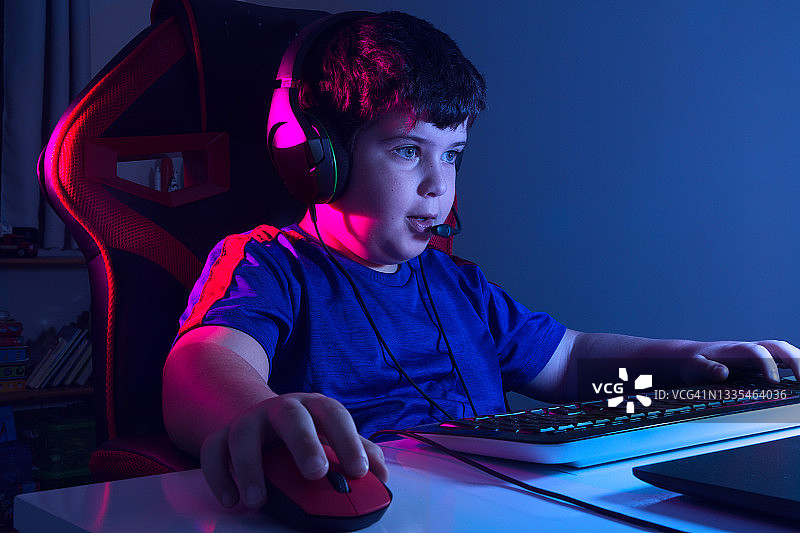 男孩玩电子游戏图片素材
