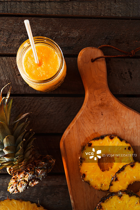 阳光明媚的黄色菠萝饮料图片素材