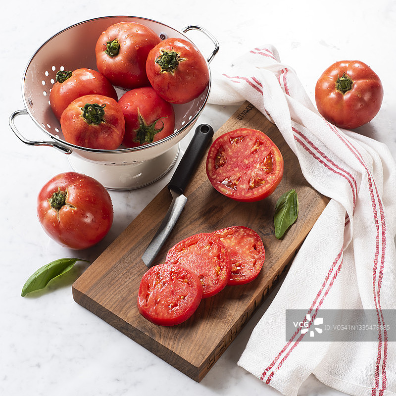 白色大理石上的新鲜番茄图片素材