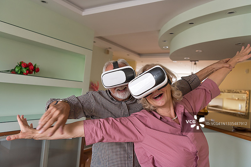快乐的老年夫妇使用VR图片素材