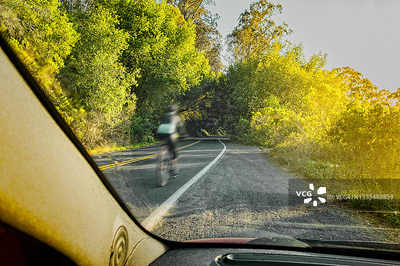 人们在乡村道路上骑自行车图片素材