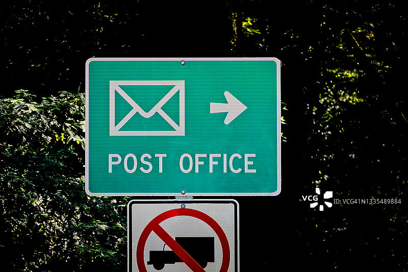 森林中的邮局标志图片素材