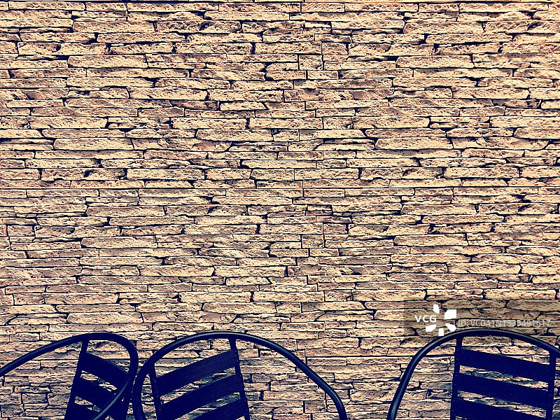 金属椅和石墙的局部景观图片素材