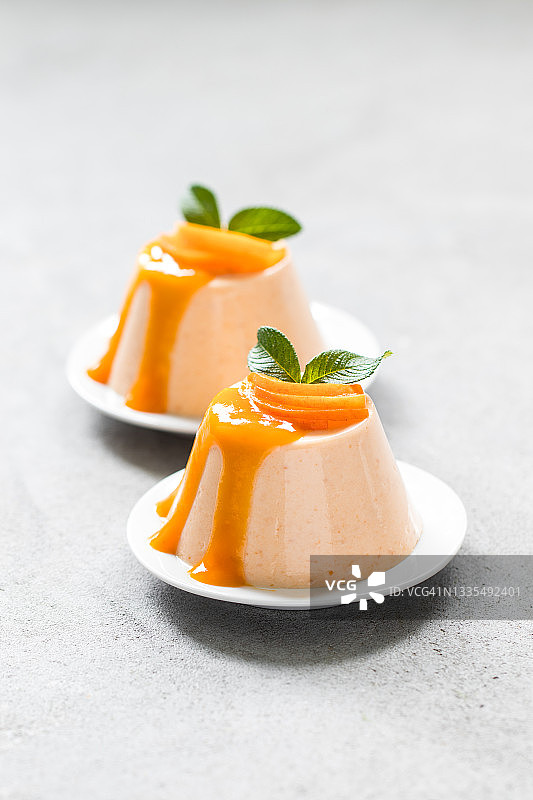 杏子Panna Cotta淋酱图片素材