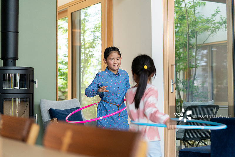 姐妹一起玩塑料圈图片素材