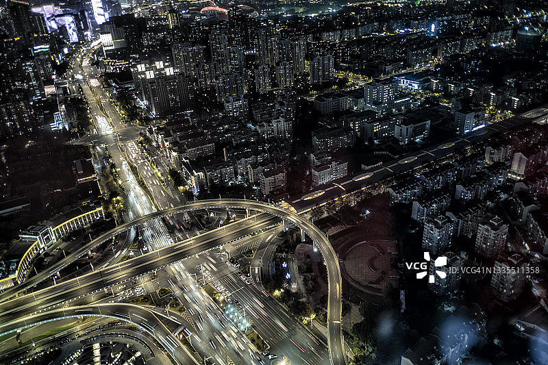 城市夜间公路鸟瞰图图片素材