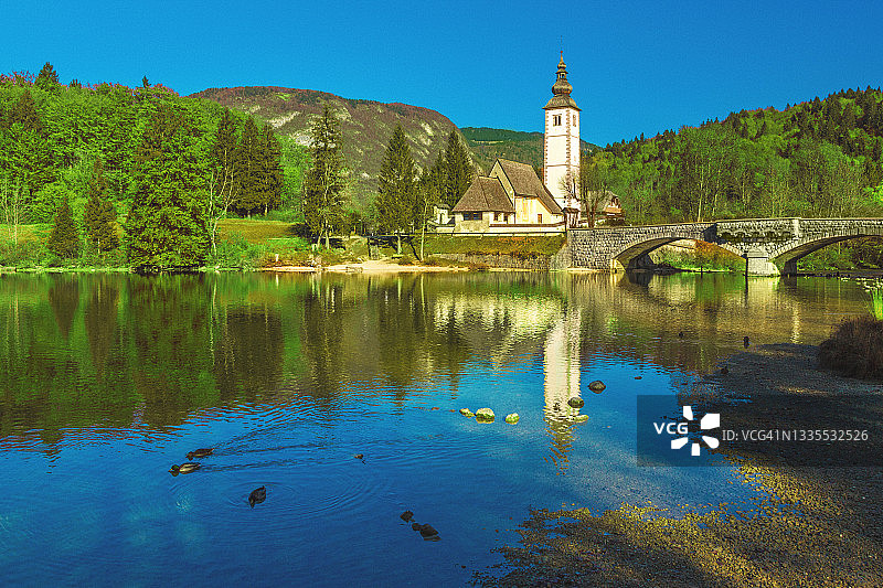 斯洛文尼亚博希尼湖畔的圣约翰浸信会教堂图片素材