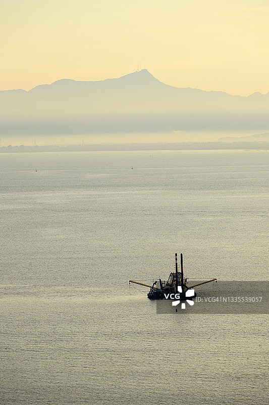 海中央的宁静小船图片素材