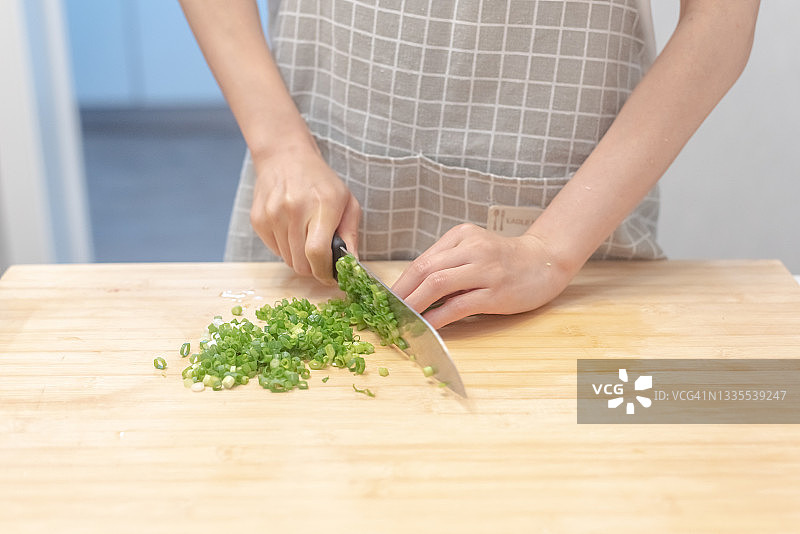 年轻女人在家准备饺子馅图片素材