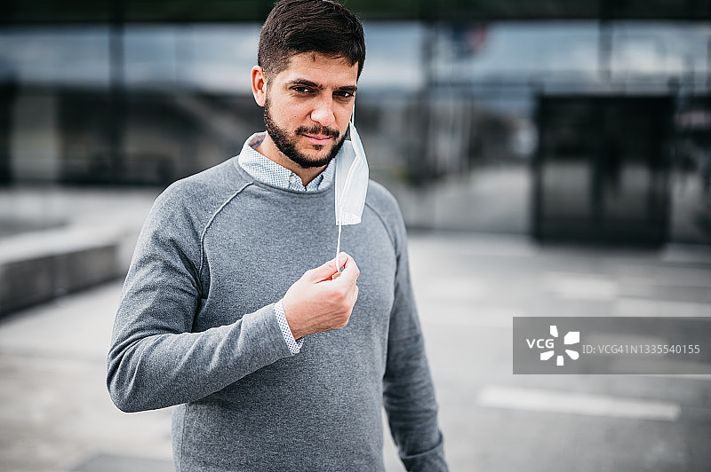 戴防护口罩的商务人士户外照片图片素材