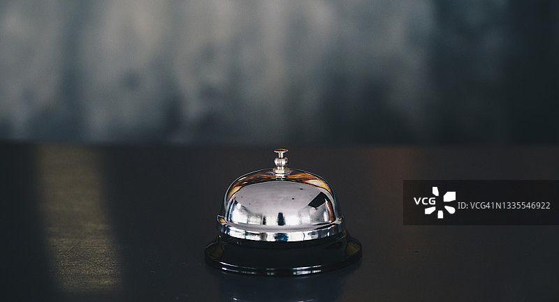 接待柜台上的服务铃图片素材