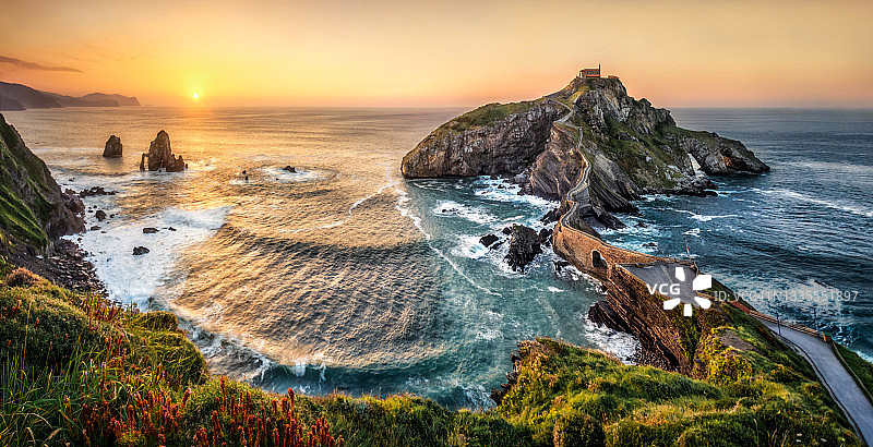 日落时分的加兹特鲁加特岛图片素材