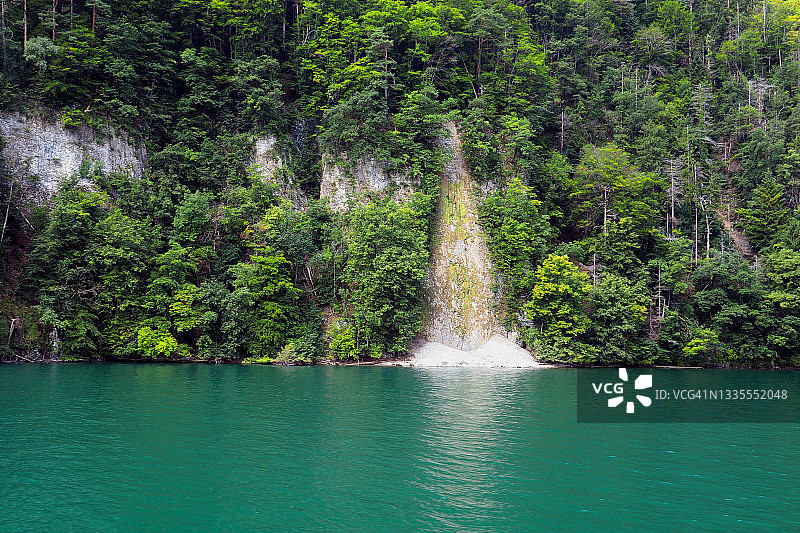岩石滑坡冲入卢塞恩湖图片素材