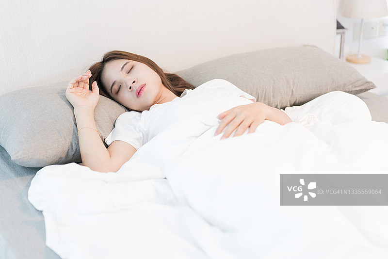 亚洲女性在床上睡觉图片素材
