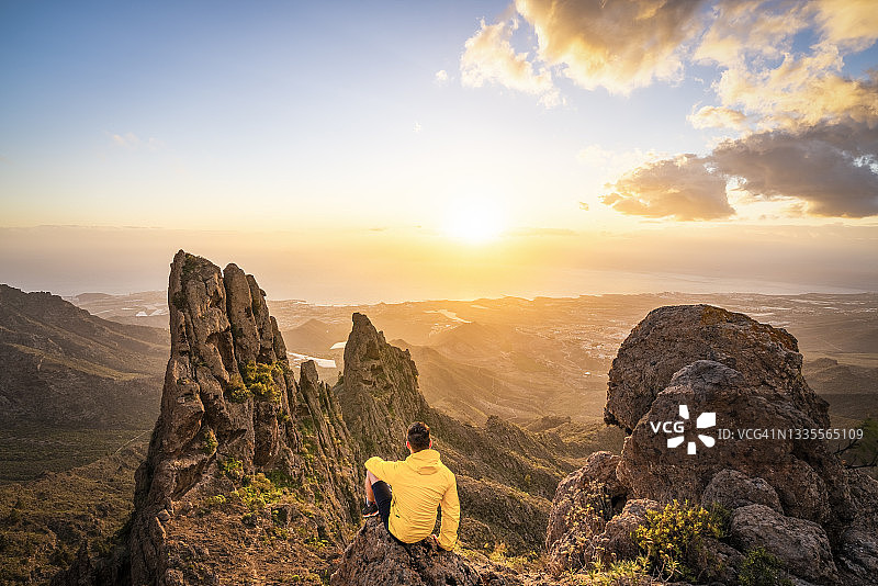 男人在山顶欣赏日落，阿德赫，特内里费岛，加那利群岛图片素材