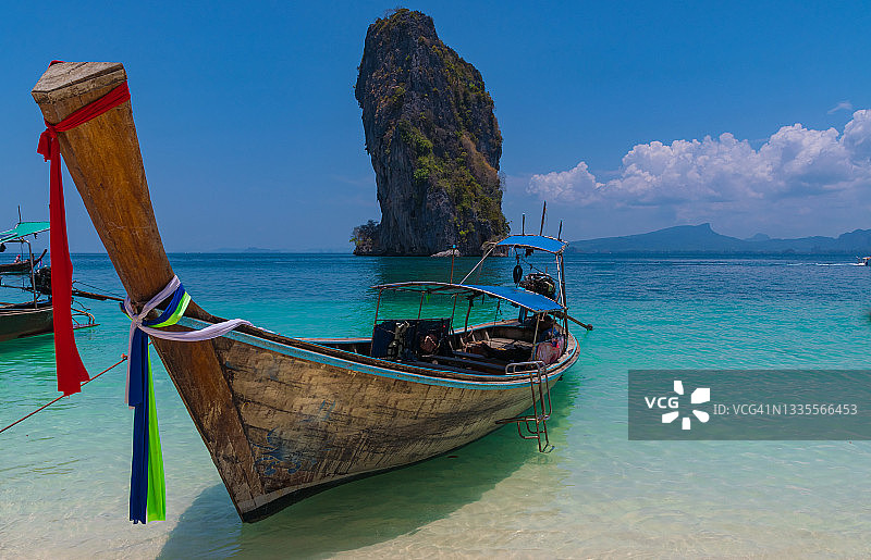 停泊在泰国波达岛海滩上的长尾船图片素材