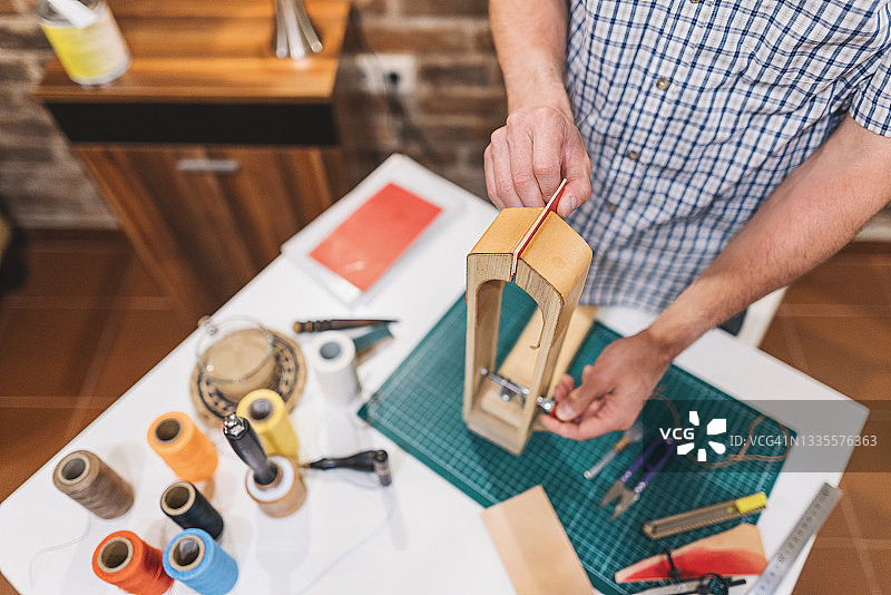 工匠缝制皮革图片素材