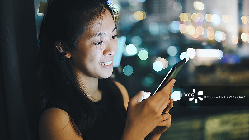 亚洲女商人通过手机App进行银行业务、税务、财务规划师通过电话会议会面、在笔记本电脑上进行网上银行、遗产规划、网上股票交易、财务规划师在手机上进行视频聊天图片素材