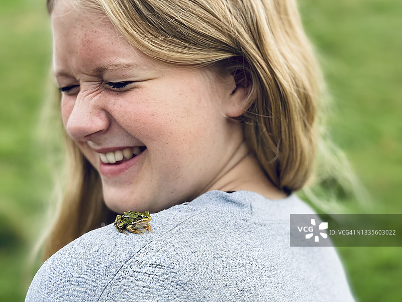 女孩肩膀上的青蛙图片素材