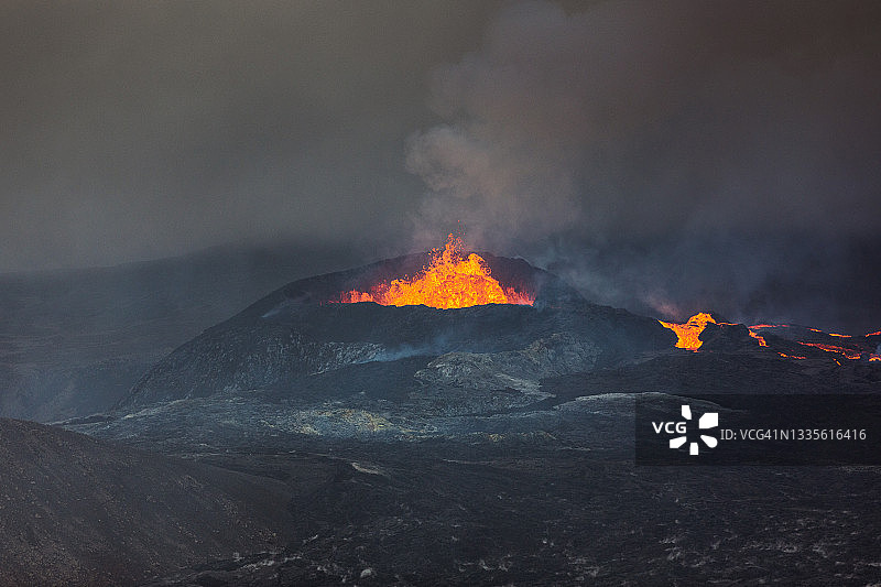 黄昏时分的法格拉达尔斯火山喷发，冰岛雷克雅内斯半岛图片素材