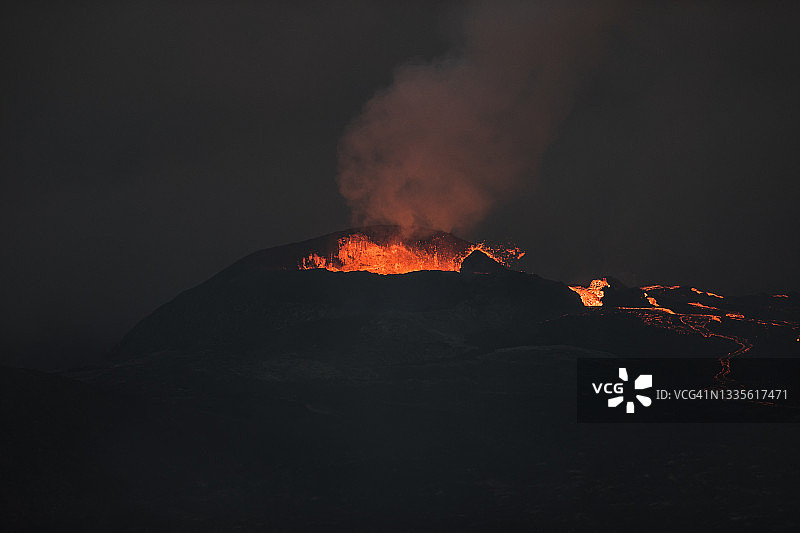 冰岛雷克雅内斯半岛的法格拉达尔斯火山夜间喷发图片素材