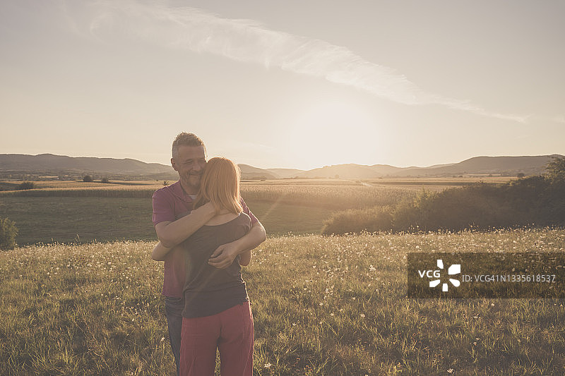情侣在户外图片素材