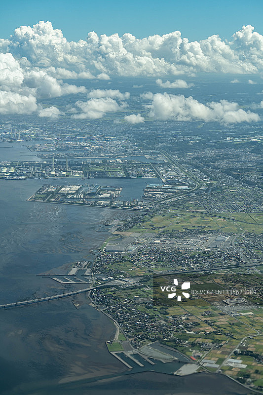 从飞机上俯瞰日本千叶县木更津市和袖浦市的积云图片素材