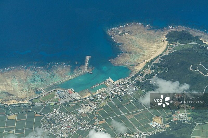 飞机航拍的冲绳珊瑚岛，日本图片素材
