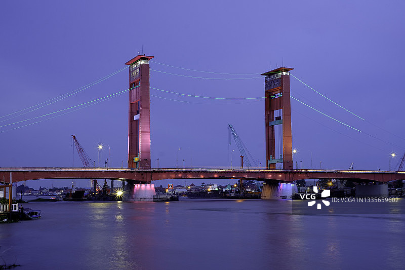 印度尼西亚南苏门答腊巨港的著名桥梁图片素材