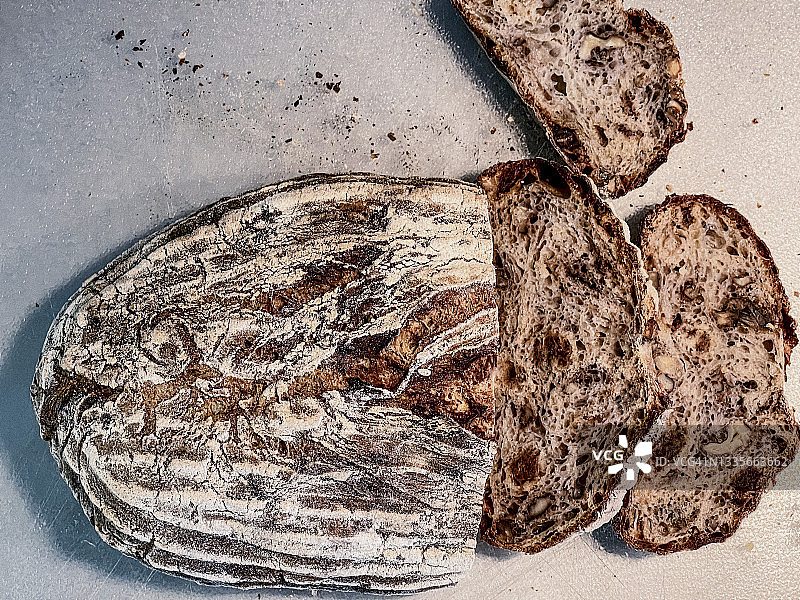 新鲜德国核桃面包图片素材