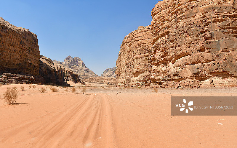 瓦迪拉姆巴拉峡谷中的孤独小路图片素材