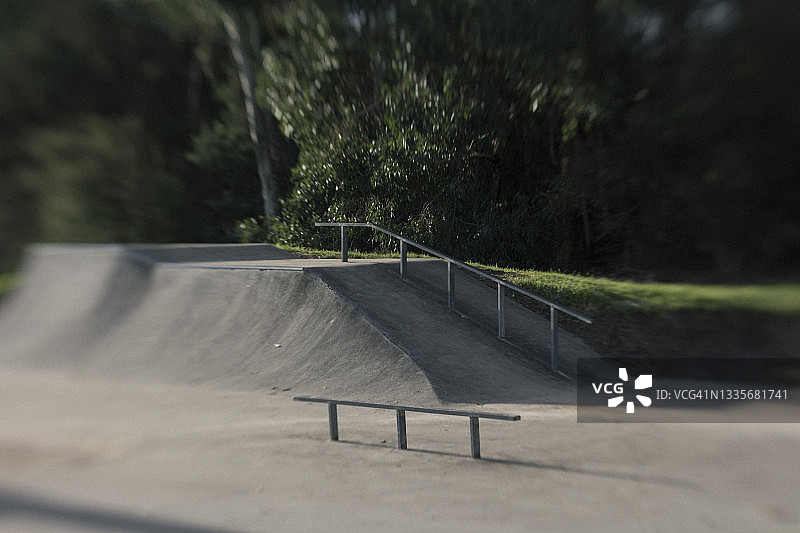 当地公园中空的郊区滑板坡道图片素材