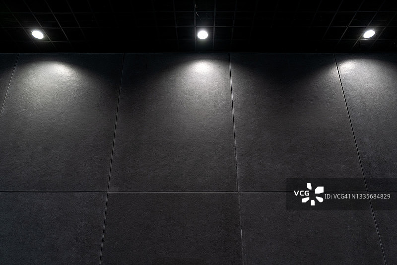 三盏灯照亮的墙壁图片素材