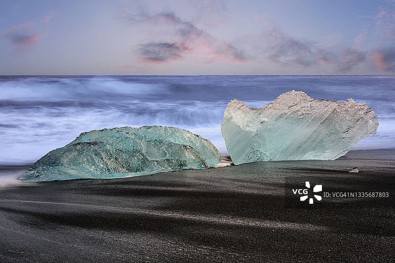 冰岛Jokulsarlon海滩上的冰石图片素材
