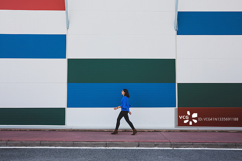 走在街上的女孩图片素材