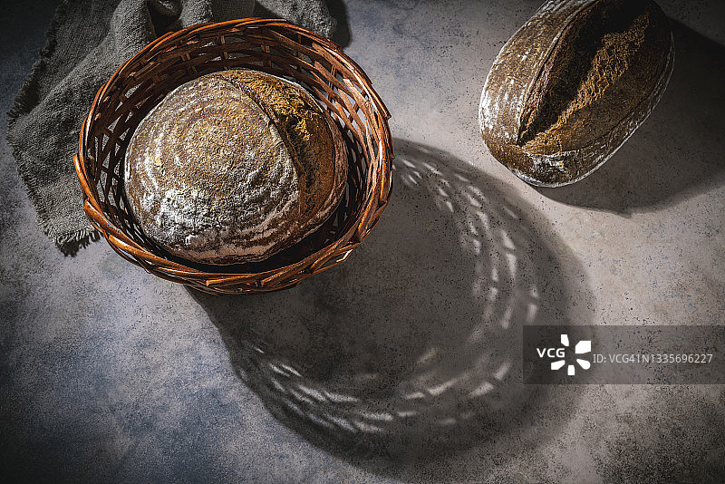 两块全麦自制德式酸面包图片素材